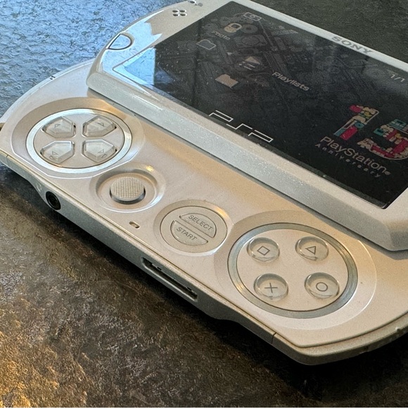 Sony PSP GO 16GB System, Pearl White — CIB - Picture 9 of 10